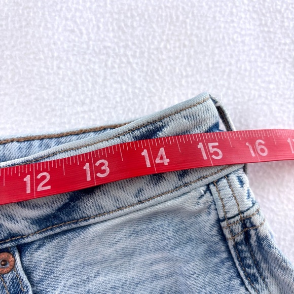 American Eagle Tomgirl Light Wash Hi-Rise Distress Raw Hem Denim Shorts (8) - Picture 14 of 15